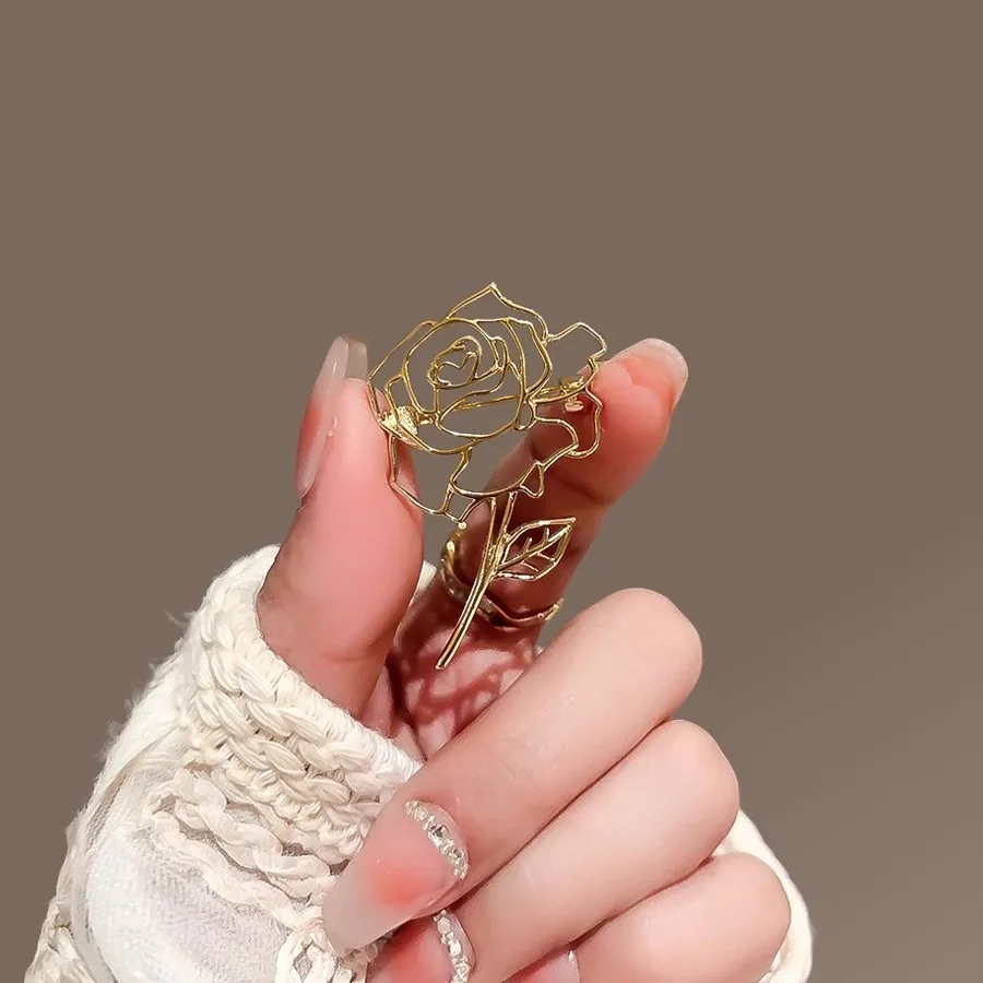 Hollow Out Rose Brooch for Women Metal Badge High End Fashion Exquisite Corsage Lapel Pins Clothing Accessories