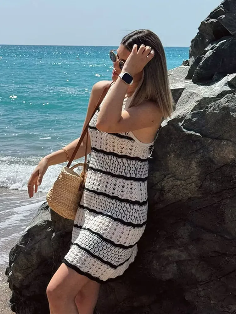 Mini robe horizontale sans manches pour femmes, noir et blanc, à la mode, col licou, découpée, nouvelle tenue de plage, de vacances, 2025