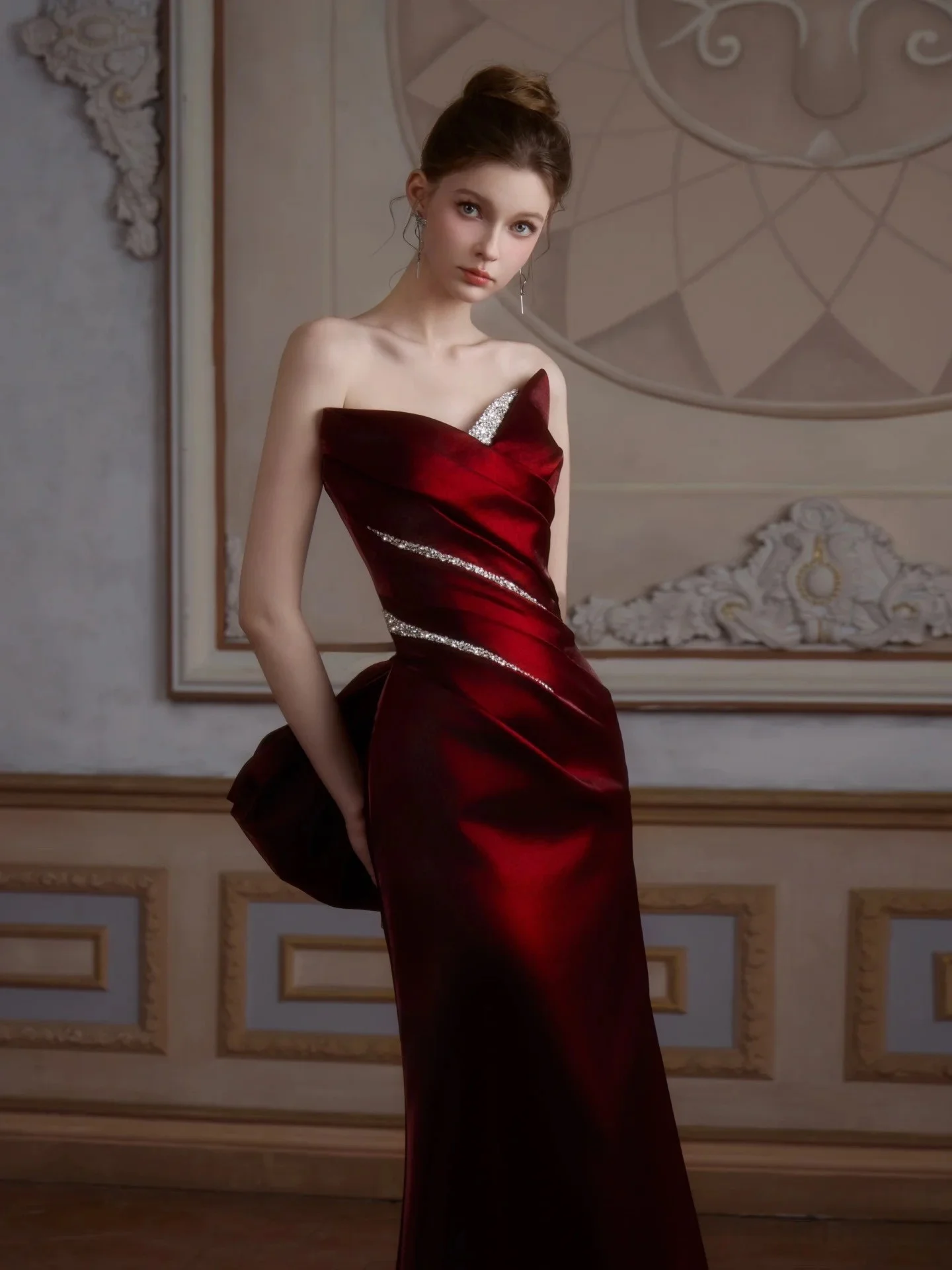 Romantic elegant wine red fishtail skirt with sparkling silver sequins on the chest outlining a slimming lady party banquet gown