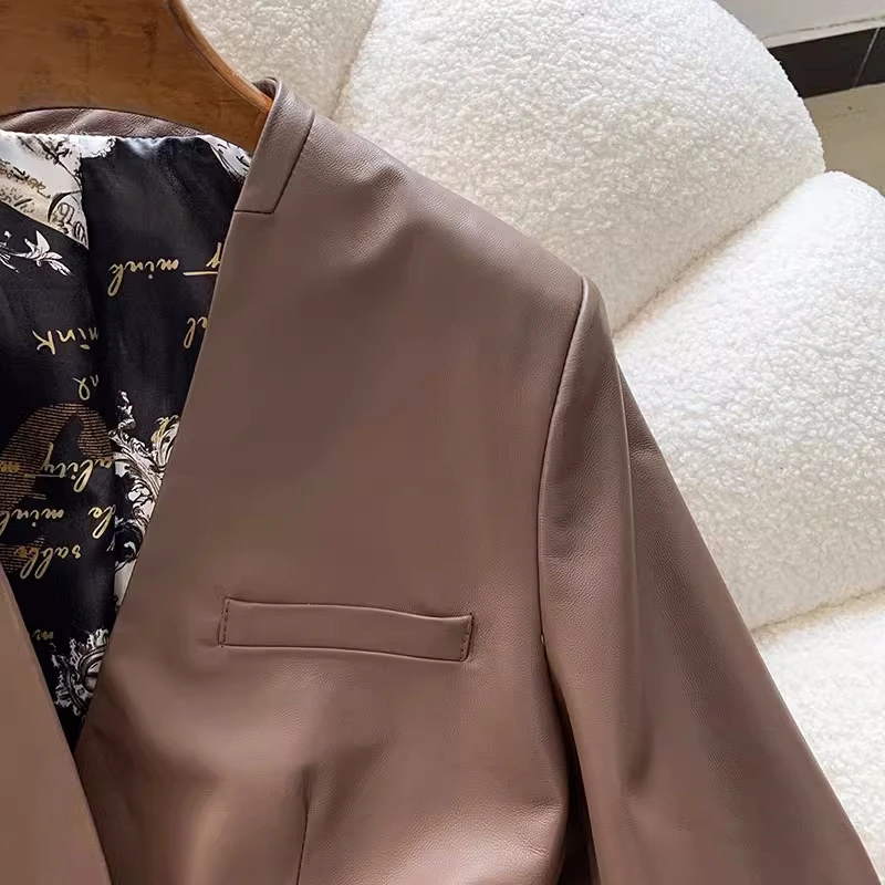 Casacos de couro genuíno feminino elegantes com decote em v, casaco de cinto chique, Europa, alta qualidade, C435, 2023, outono