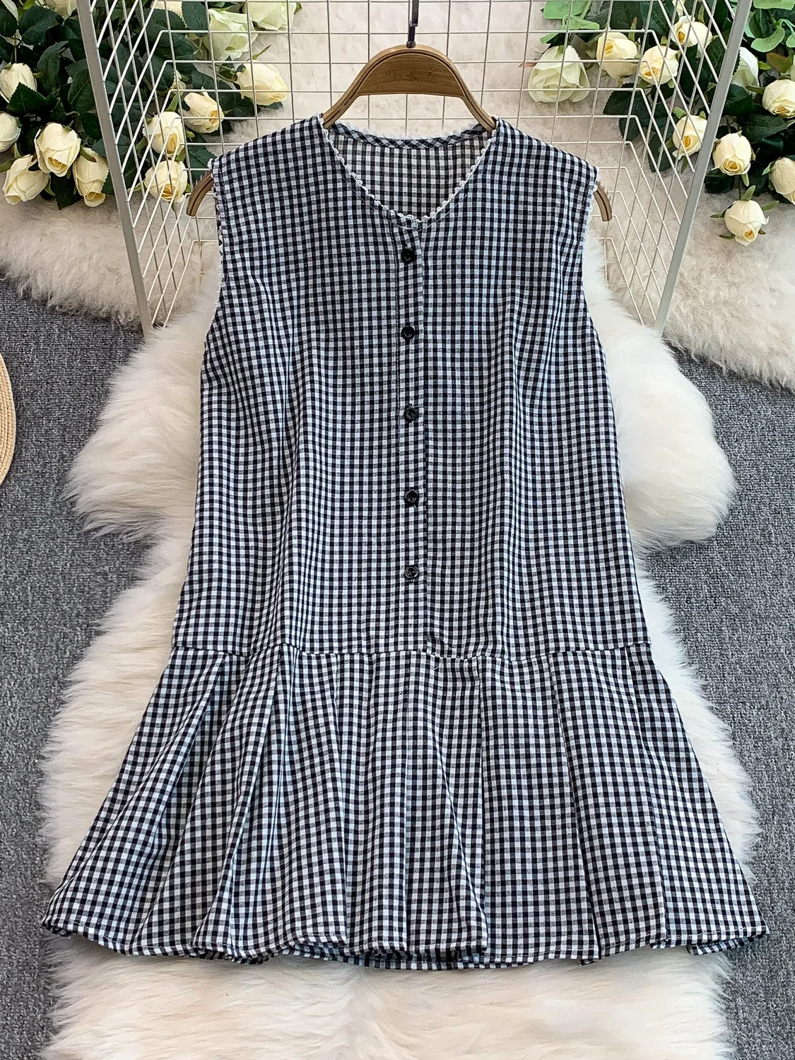 فستان نسائي فضفاض بياقة على شكل V بدون أكمام مع حواف دانتيل وخصر مرتفع وتنورة متوسطة الطول بزر واحد ونقشة مربعات مناسب للعمل ... #1