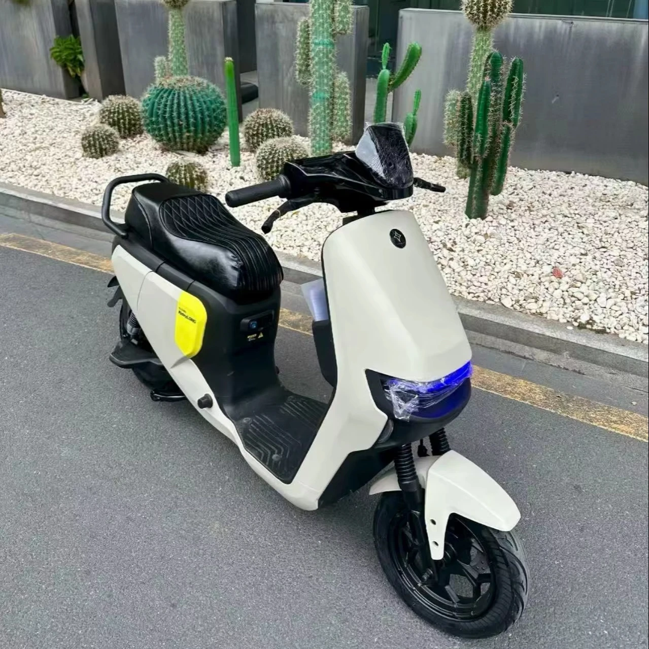 White High - End and Stylish New Electric Motorcycle for Urban Commuting