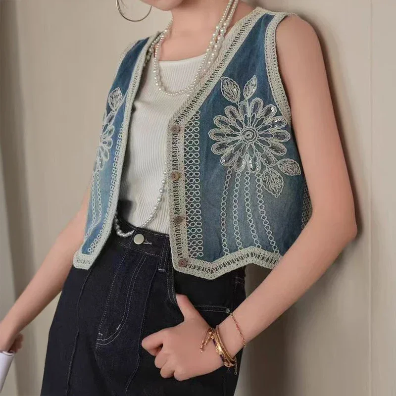 سترة علوية من قماش الدنيم مع زر مطرز بالزهور أسفل رقبة على شكل حرف V بدون أكمام صدرية قصيرة صيفية بوهو شيك للشاطئ