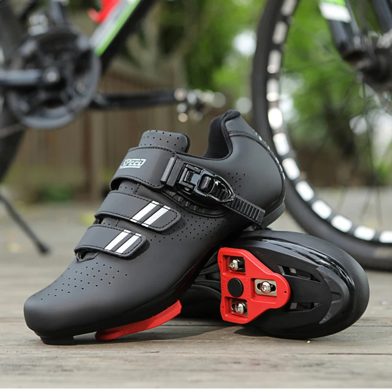 Men\'s bicycle shoes are compatible with Pelaton road bicycles. Pelaton shoes, cycling shoes, and pre installed triangle shoes fo