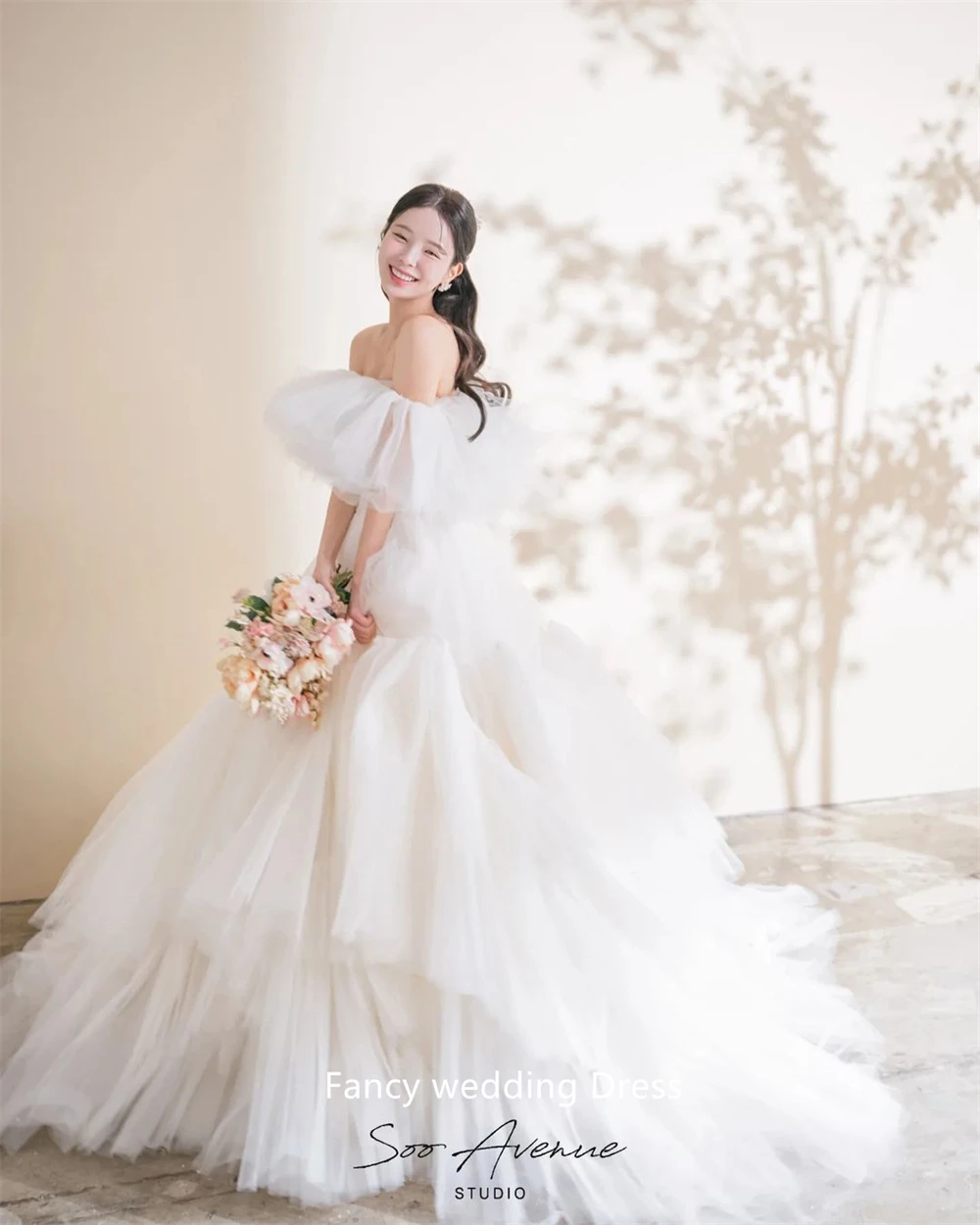 Fancy Ivory Off spalla corea donne servizio fotografico abito da sposa una linea A strati volant abito da sposa manica corta abiti da ballo