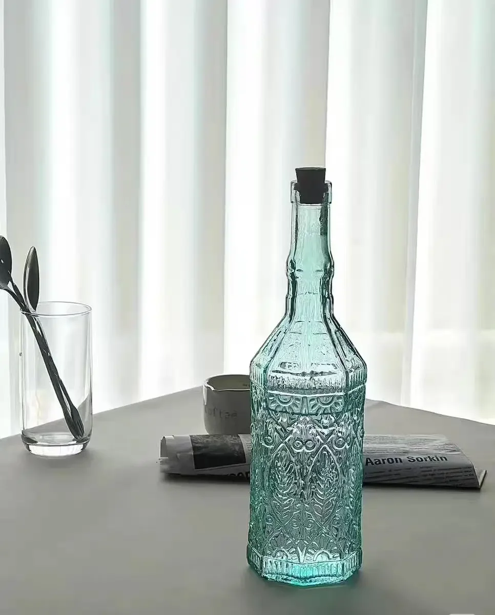 Large Capacity Green Glass Bottle with Wooden Stopper Spanish Embossed Sealed Decanter Wine Bottle for Household