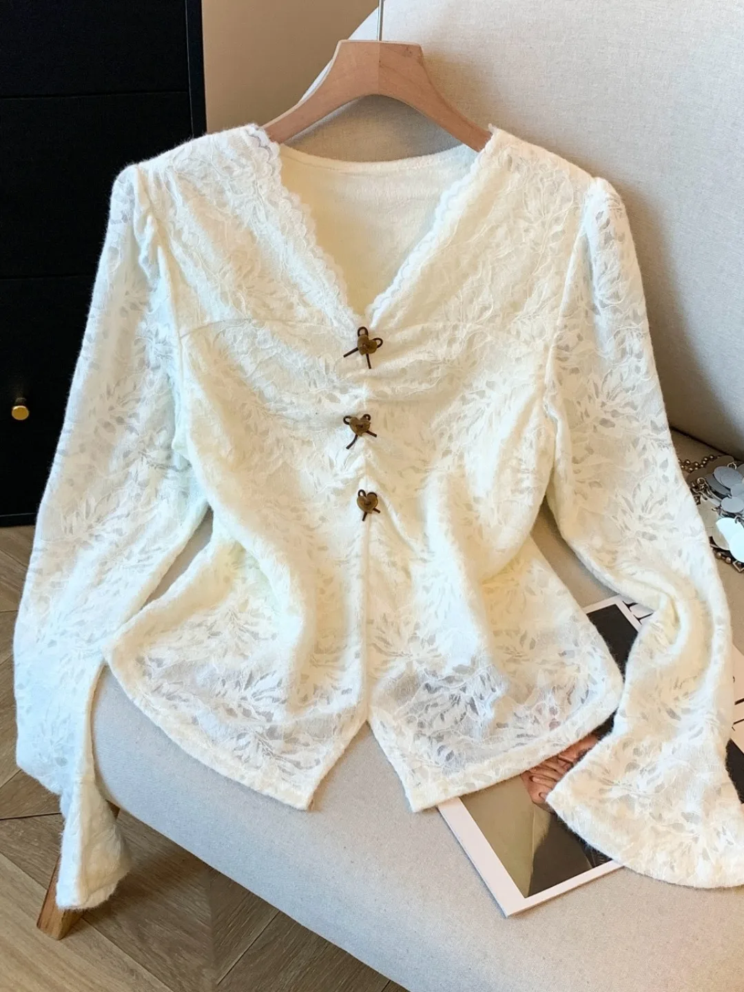 Koronkowa bluzka z dekoltem w serek, podkreślająca figurę, modna bielizna damska, elegancka odzież wewnętrzna na jesień i zimę, delikatna i wygodna.