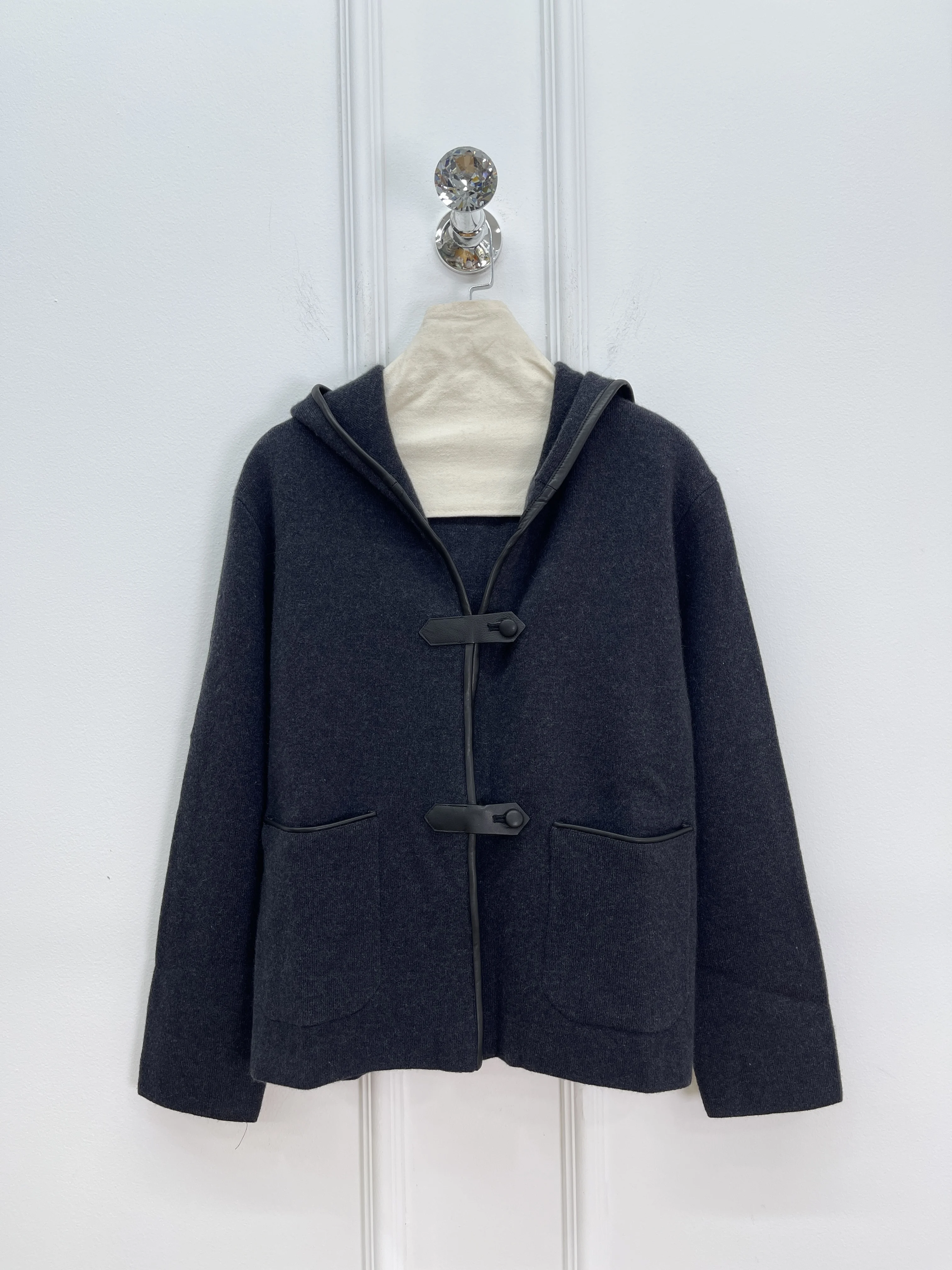 

Осень-зима 202, новая высококачественная кашемировая кожаная куртка на пуговицах с капюшоном, повседневные лоскутные топы из овечьей кожи для женщин