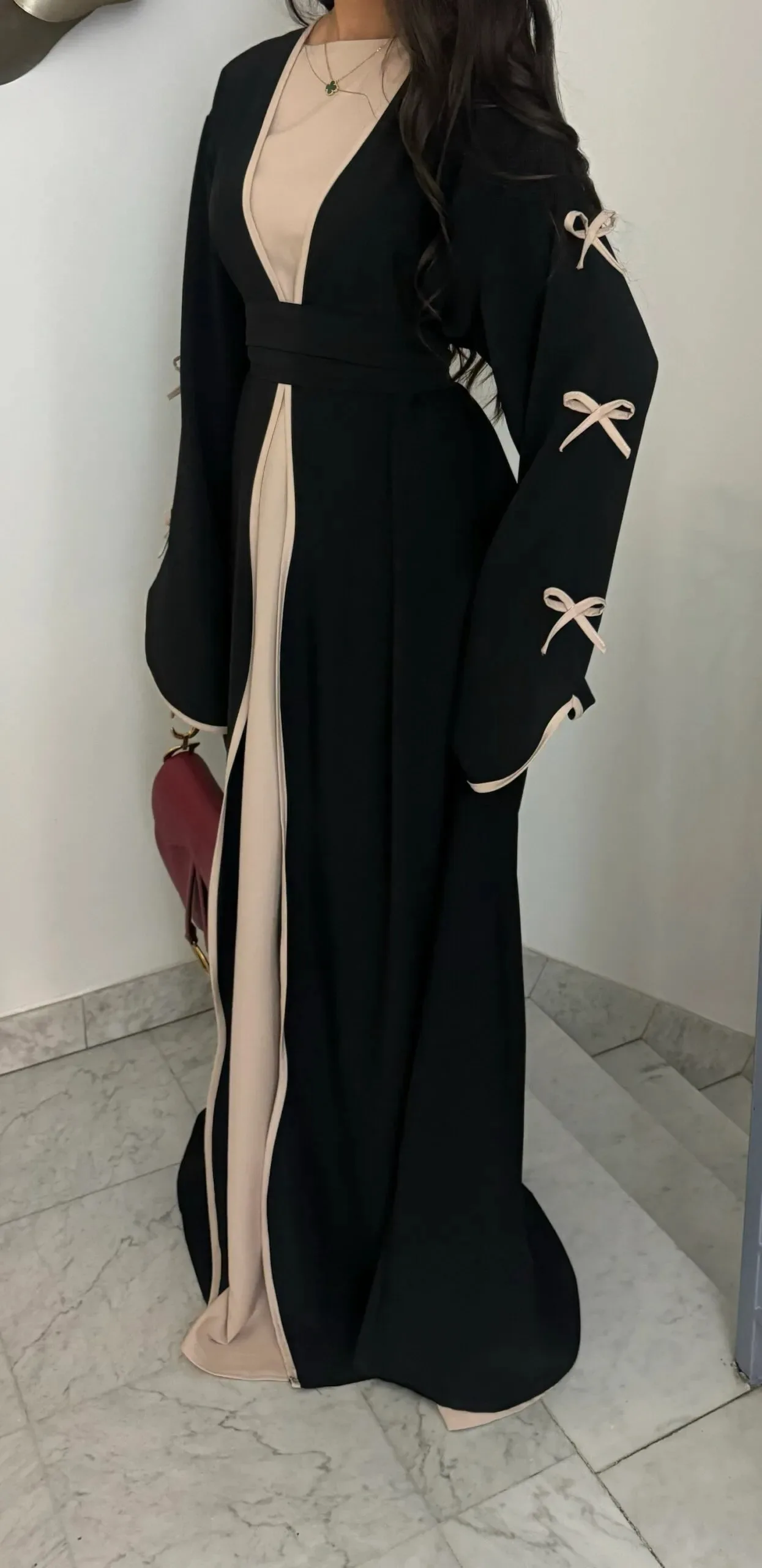 Abaya noir élégant pour femmes musulmanes, mode modeste avec robe islamique à manches longues avec nœud élégant, détails pour le quotidien et le spécial