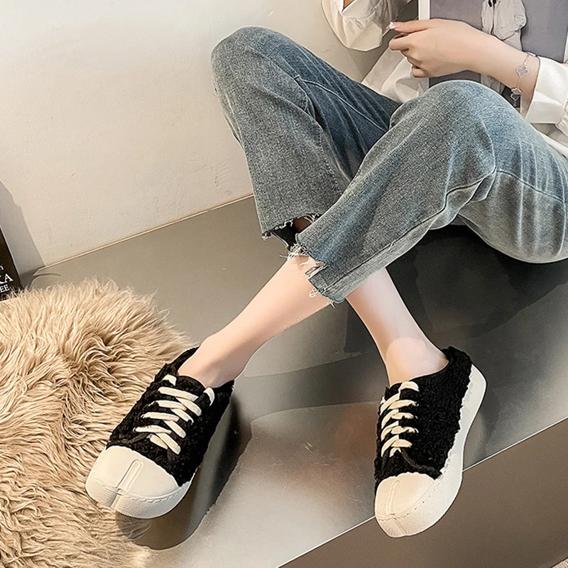 Zapatos bertali bulu Teddy desain merek mewah Sneakers wanita ujung persegi Low Top divulkanisir sepatu mue mewah hangat musim dingin