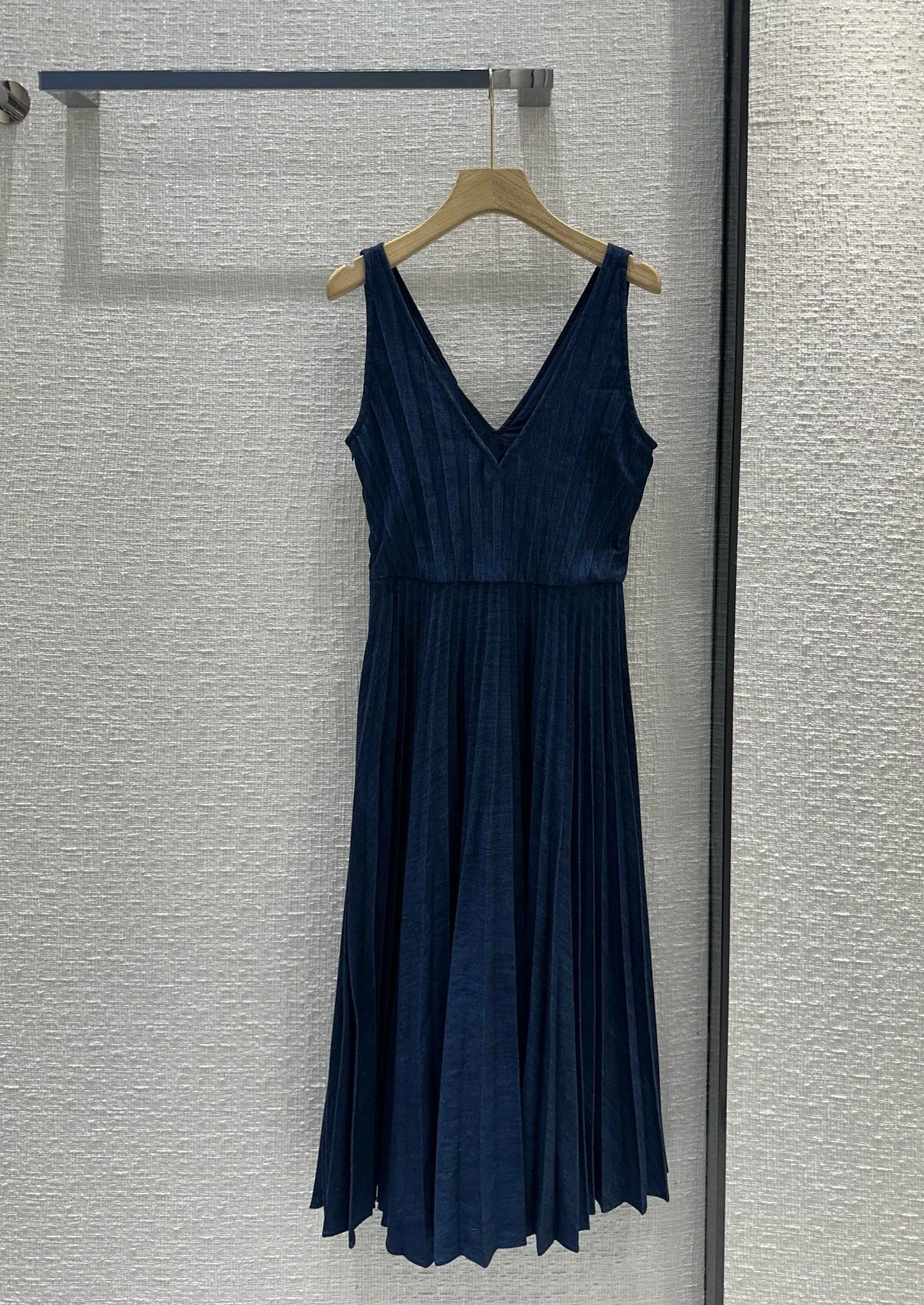 

New in early spring, organ pleated sleeveless denim dress, V-neck, waist skirt, casual, elegant, minimal advanced