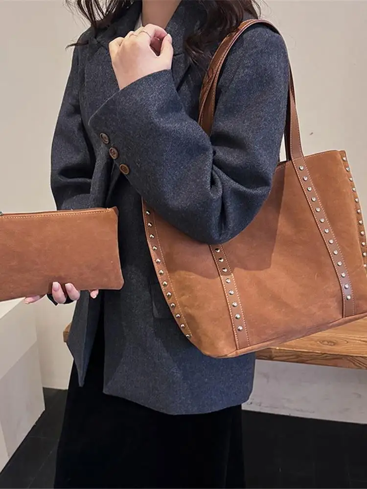 

Замшевая сумка через плечо с заклепками в стиле ретро, большая вместительная осенне-зимняя сумка-тоут для студентов, городской коврик, нейлоновая молния...