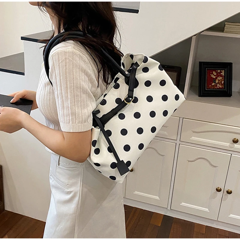 Neue koreanische stilvolle gepunktete Tragetasche, personalisierte lässige Schultertasche mit Gürteldekor, einfache, vielseitige Pendler-Unterarmtasche – Detail 6