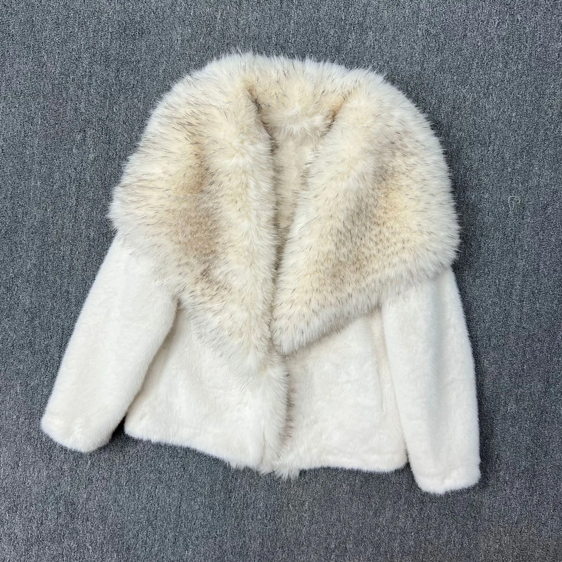 2025 Winter New Faux Fox Fur Collar Short Fashion Casual Thickened Sheepskin Integrated Warm Stylish Faux Fur Coat Women
