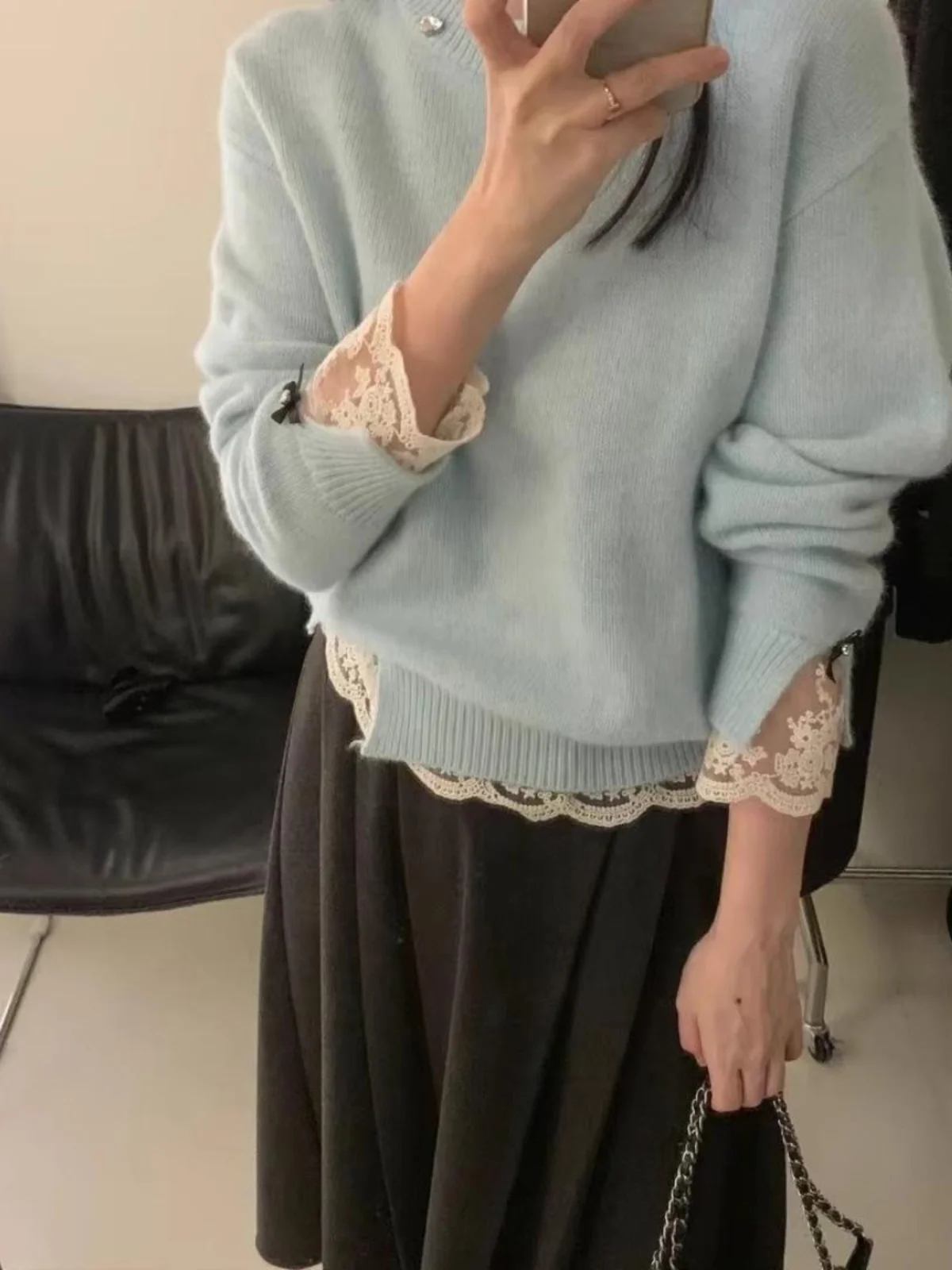 

Вязаный свитер из мягкой шерсти, топ с кружевом, осень-зима, корейский Sle, универсальная антивозрастная женская одежда, дизайн на пуговицах, ло...