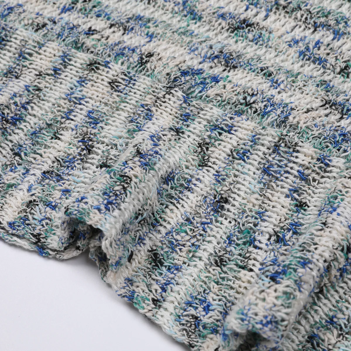 Sukienka dzianinowa bez rękawów w bloki kolorów i paski, modna, popularna wśród influencerek, dostępna od ręki, wysoka jakość.