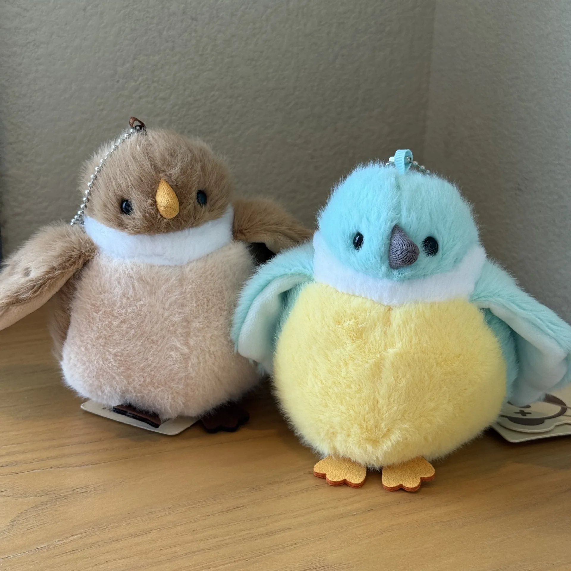 Tafel in feeststijl met poppen, dierenpoppen op tafel, schattige huisdieren op palmformaat, knuffels, rustgevende poppen, schattige ornamenten