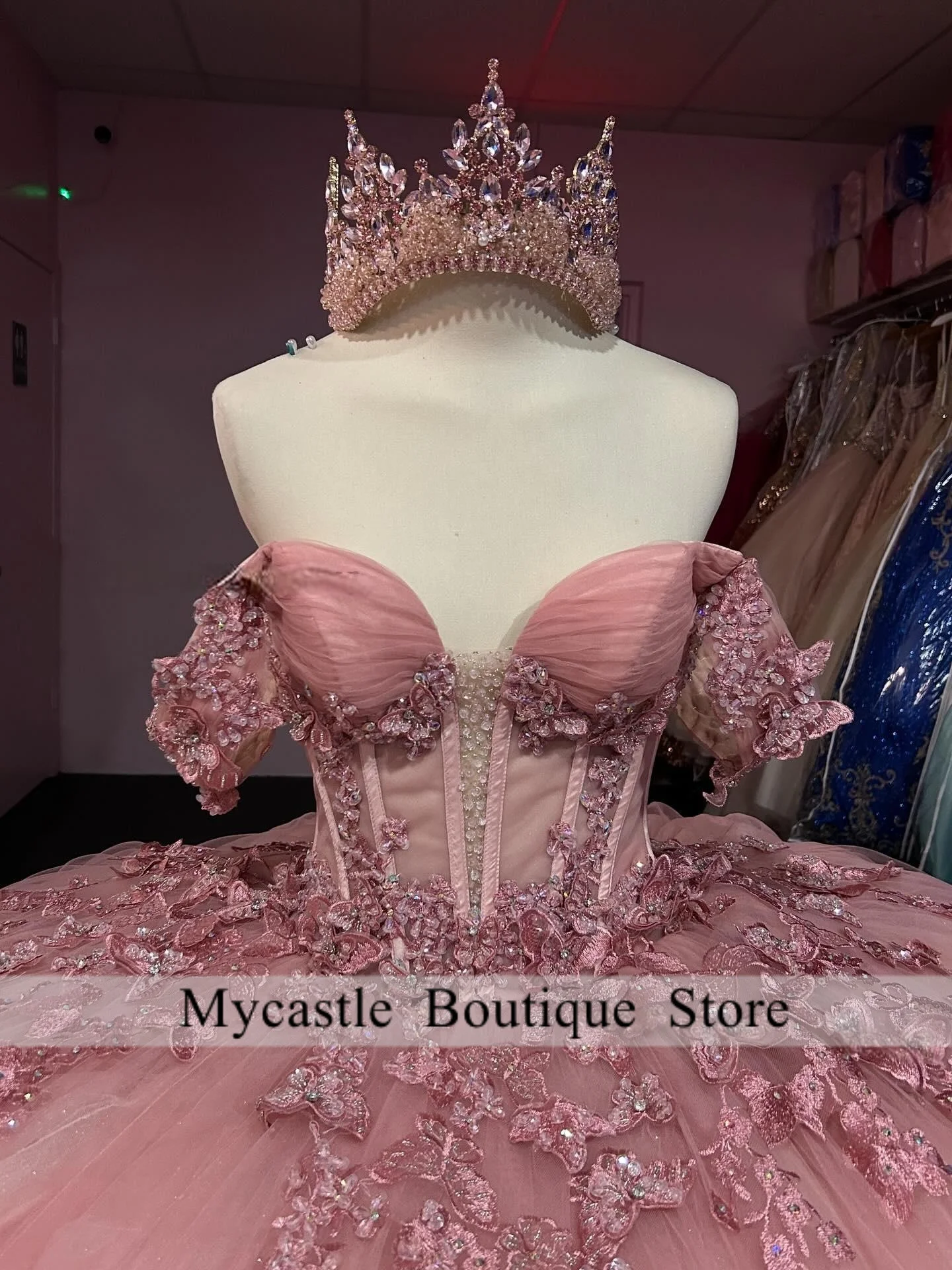 وصل جديد مخصص الوردي ثلاثية الأبعاد زهرة قبالة الكتف فساتين Quinceanera 2025 زين الحلو 16 فستان الكرة ثوب Quinceanera