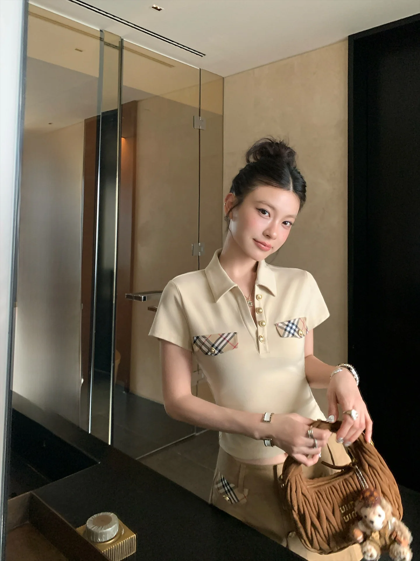 

Оригинальный комплект LIONE: футболка с воротником и юбка-шорты с завышенной талией в клетку цвета хаки, облегающий крой, женский, в университетском стиле, модная летняя одежда