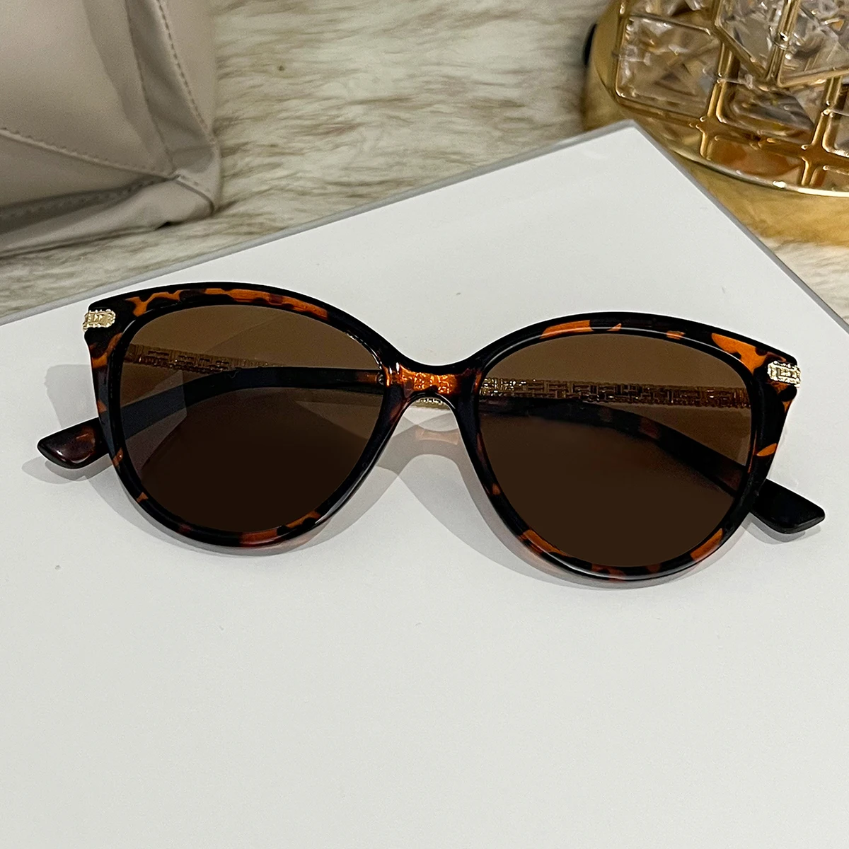 แว่นตาแฟชั่นทรงแคทอายสไตล์เรโทรมินิมอล พร้อมปลายขาแว่นตกแต่ง เหมาะสำหรับสวมใส่ในชีวิตประจำวัน ถ่ายภาพ และขับรถ