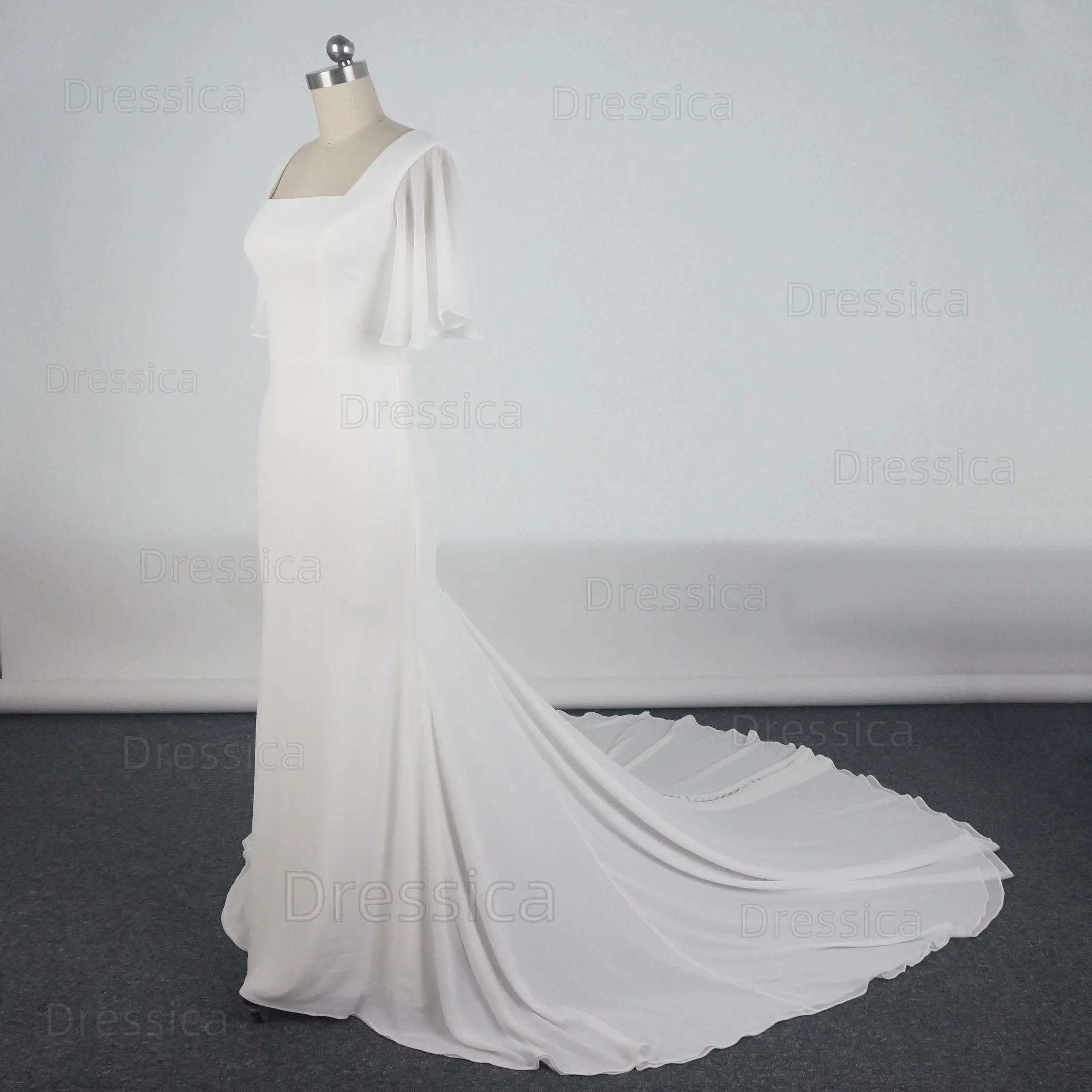 Elegantes Brautkleid aus Chiffon mit kurzen, ausgestellten Ärmeln, quadratischem Ausschnitt, schmaler Passform, Etuikleid für den Strandempfang