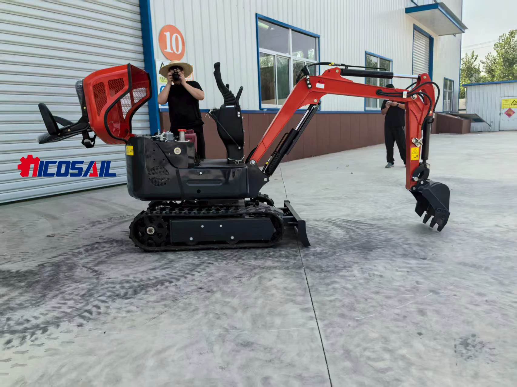 Newly designed Ce certified small excavator customized small excavator tailless quick hook by 2025