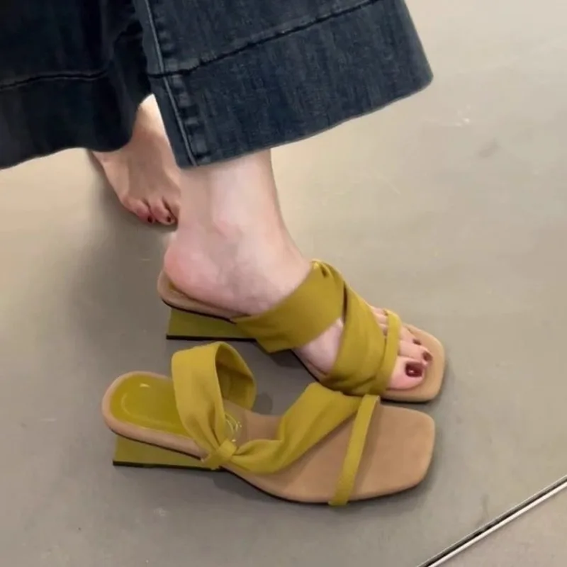 Sandalias de mujer con punta cuadrada y temperamento de cuña francesa, novedad de verano 2021, zapatillas de dos usos con una sola correa, Sandalias de tacón alto con punta abierta