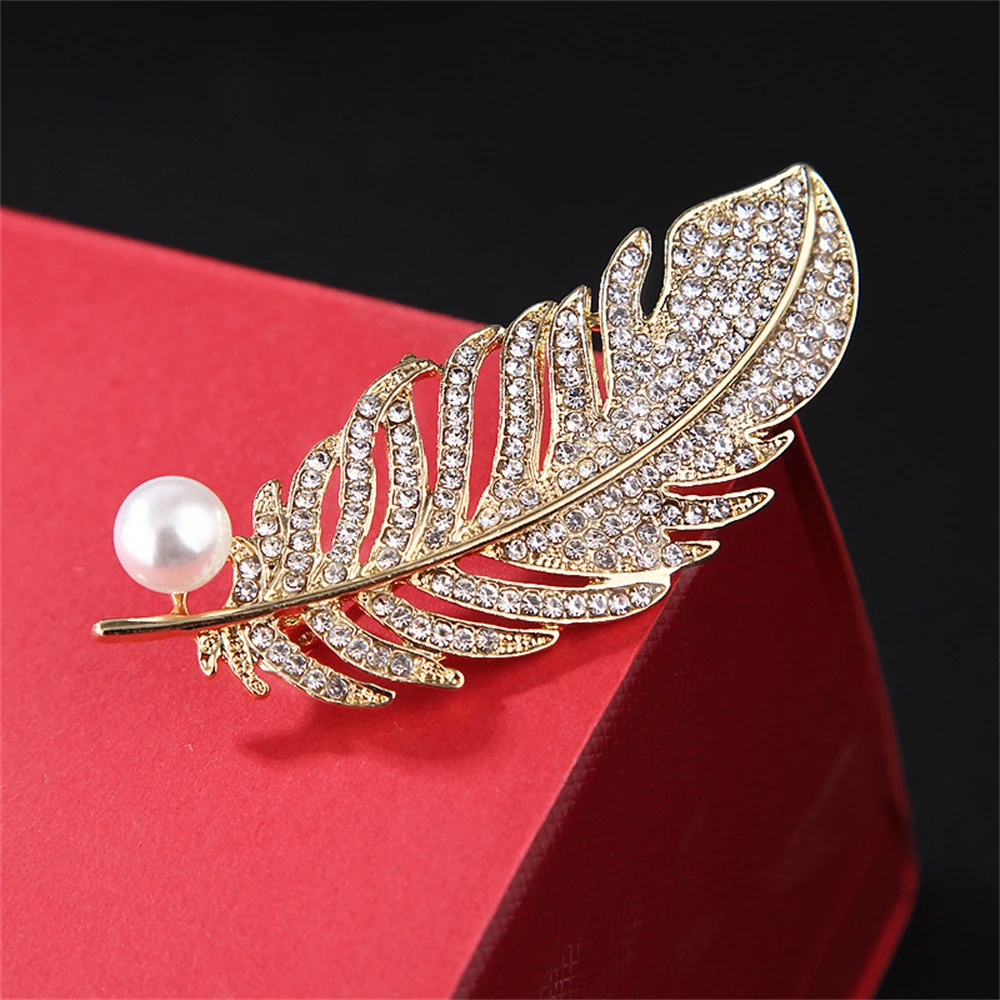 Luxury Rhinestone Metal Feather Brooch Pearl Lapel Pins for Women Sweather Shawl Shirt Jewelry Accessories Gift