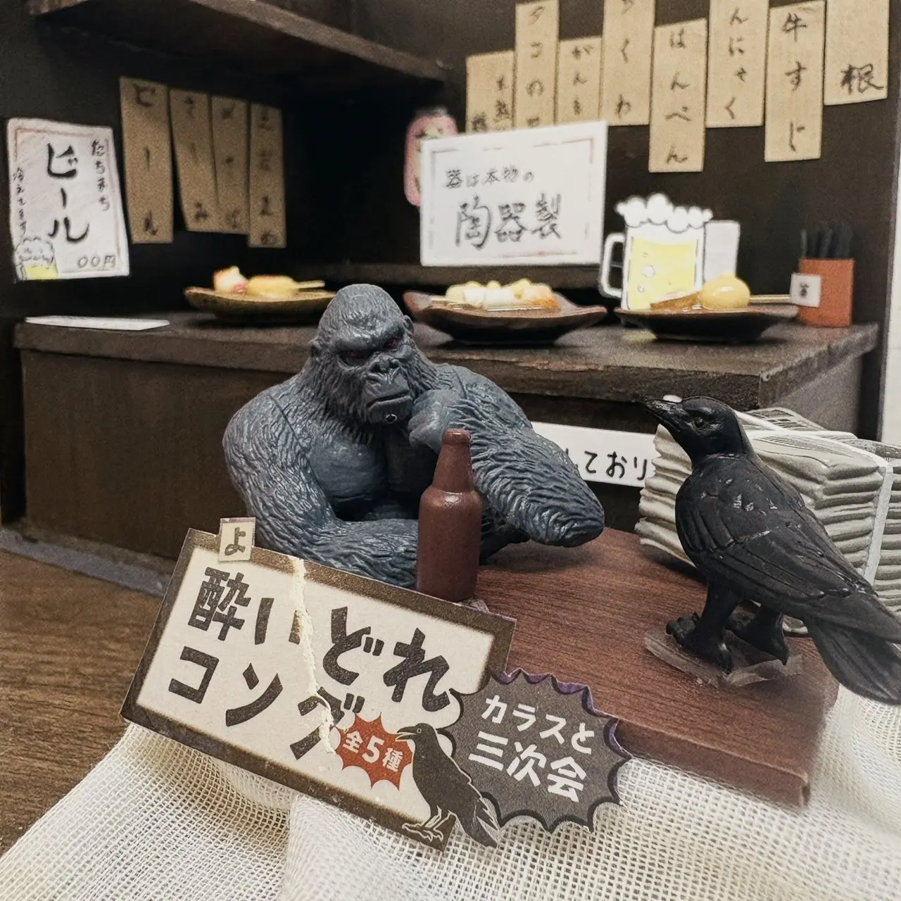 타를린 캡슐 토이 재미있는 검은색 침팬지 고릴라와 까마귀 애프터파티는 와인을 너무 많이 마시고 좋은 듣는 사람 피규어