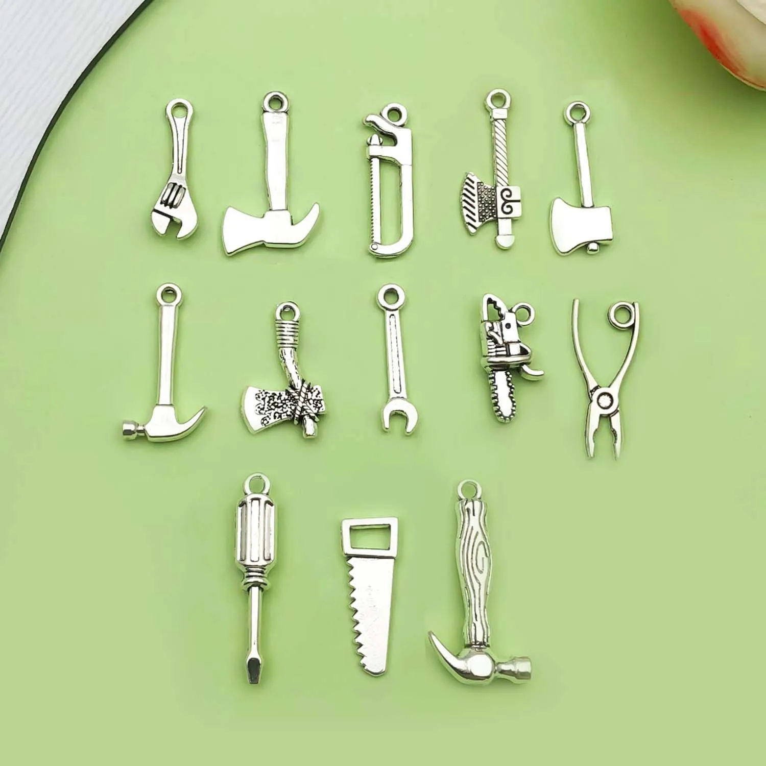 13/20 sztuk antyczne srebrzyste narzędzie Charms klucz ze stopu sterownik topór młotek wisiorki dla DIY bransoletka naszyjnik akcesoria do wyrobu biżuterii