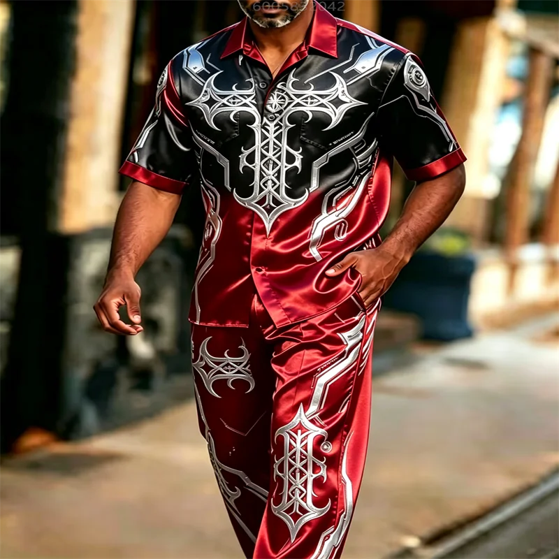 Conjunto de dos piezas para hombre, de satén, con estampado de armadura plateada, camisa de manga corta y pantalones. Traje de lujo de estilo gótico y geométrico, ideal para fiestas y uso casual.
