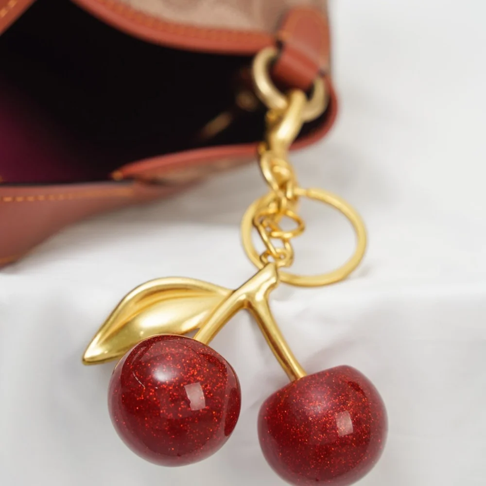 Nuevo llavero de cereza roja, colgante de cereza de fruta de verano, llaveros para hombres y mujeres, llaveros de coche, accesorios para mochila, regalos