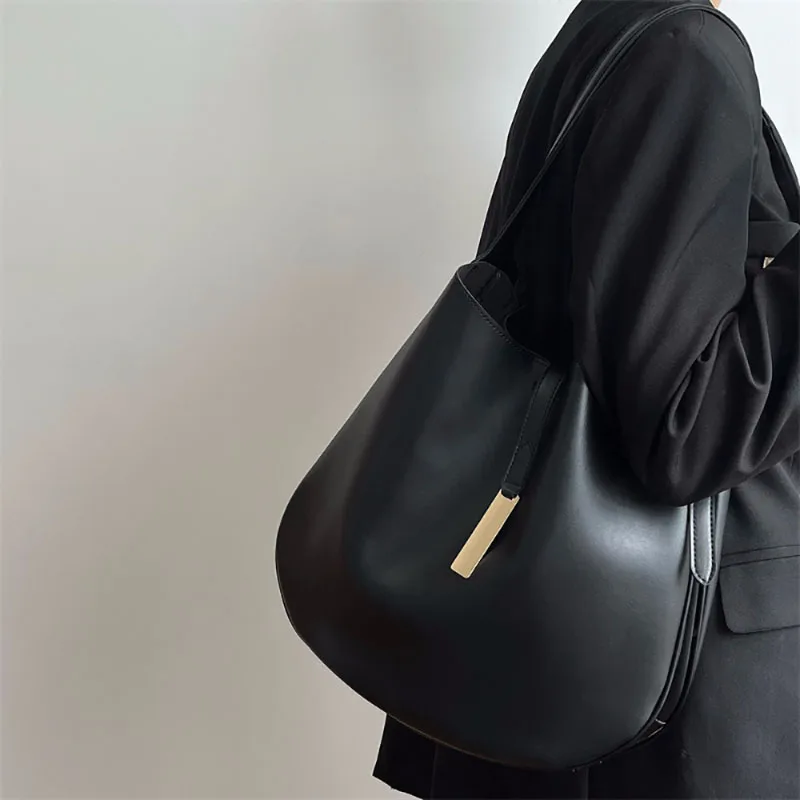 Black Texture Niche Design Underarm Bag Female 2023 New Vintage Soft Leather Simple Bucket Bag Fashion All-Match Crossbody Pack