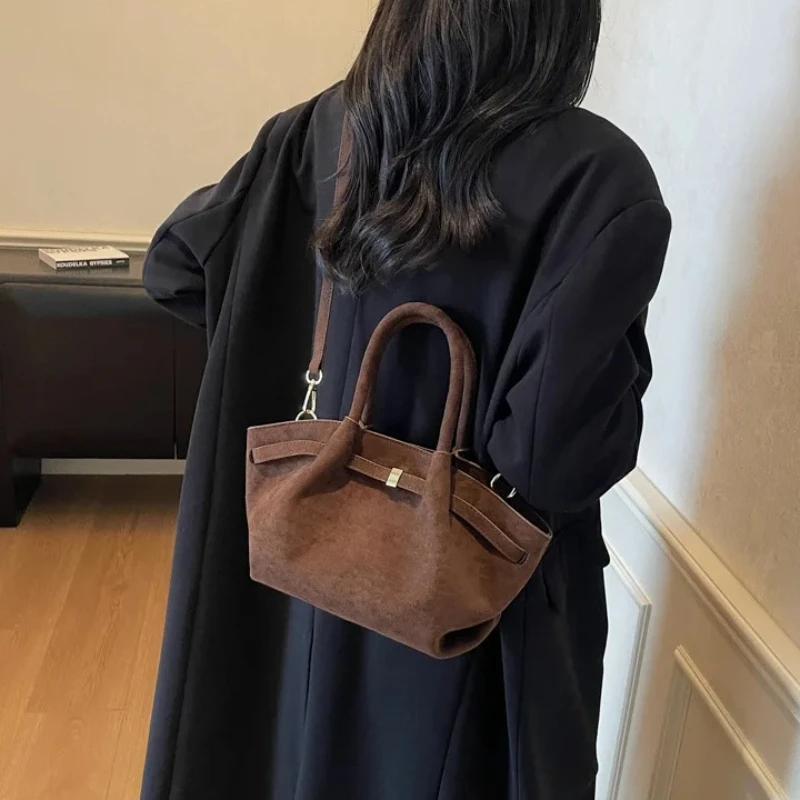 

Ретро матовая кожаная сумка на плечо для женщин, большая вместительная осенняя замшевая сумка-тоут, зимний дизайн с поясом, женские сумки через плечо