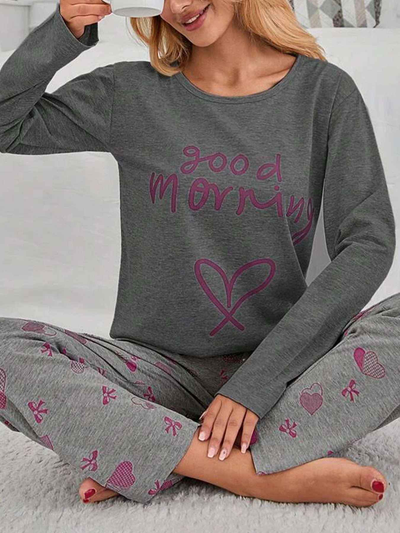 

Весенне-летний, осенне-зимний женский пижамный комплект из двух предметов с мультяшными буквами и сердечками на рукавах и ножках,