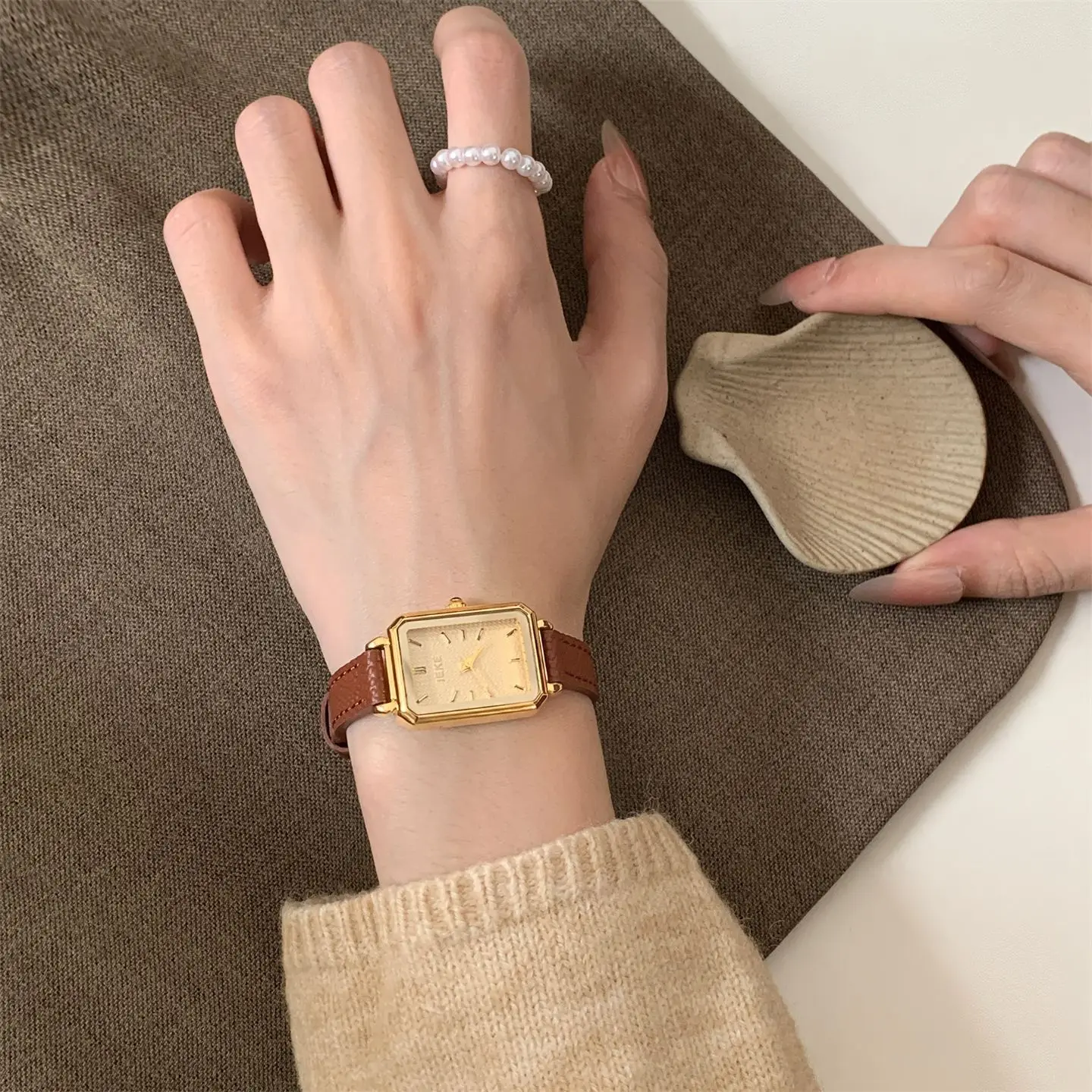 IEKE السيدات حزام ساعة بسيطة مزاجه الرجعية الصغيرة مربع المرأة ووتش بالجملة المتخصصة مربع الأزياء ووتش الصانع