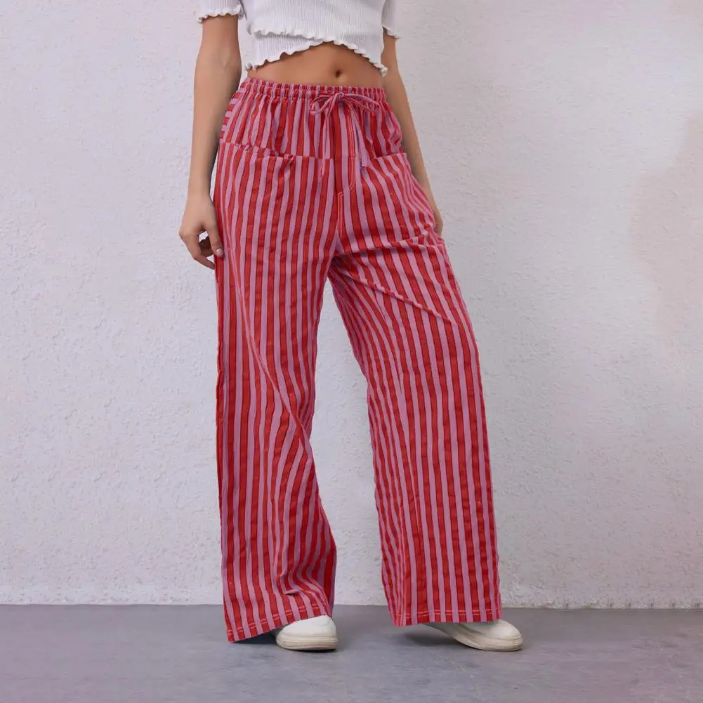 Damskie letnie spodnie w paski z szerokimi nogawkami, wysokie w pasie, luźne, proste, do ziemi, o swobodnym kroju.