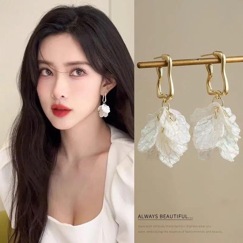 Boucles d'oreilles à pampilles pétales blancs pour femmes, bijoux de luxe, goutte de fleur, mode coréenne, tendance, nouveau, 2024