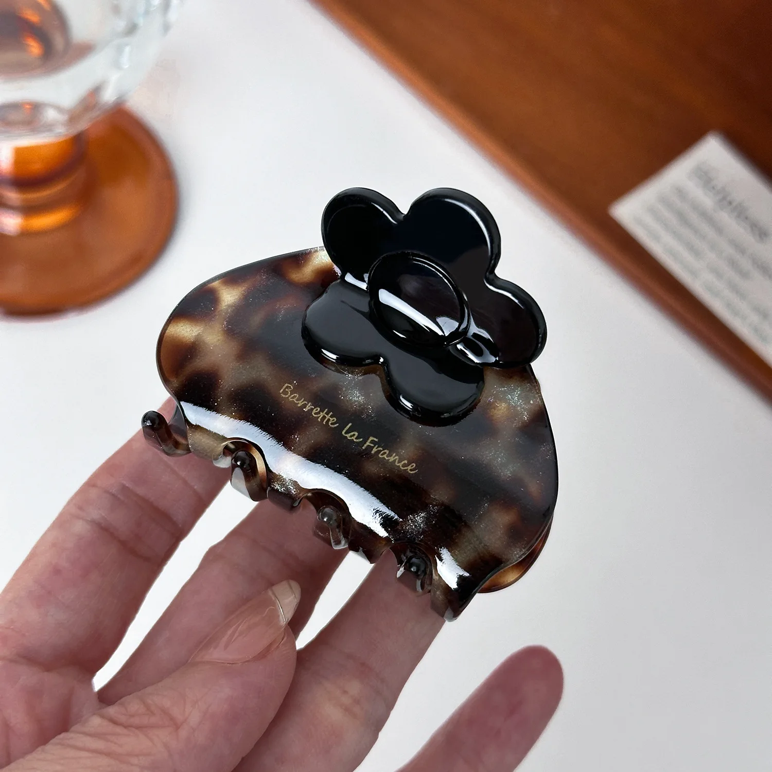 

Ацетатный коготь для волос в корейском стиле, двухцветный дизайн, золотой логотип, зажим, безопасный держатель для половины прически, женские модные украшения для волос