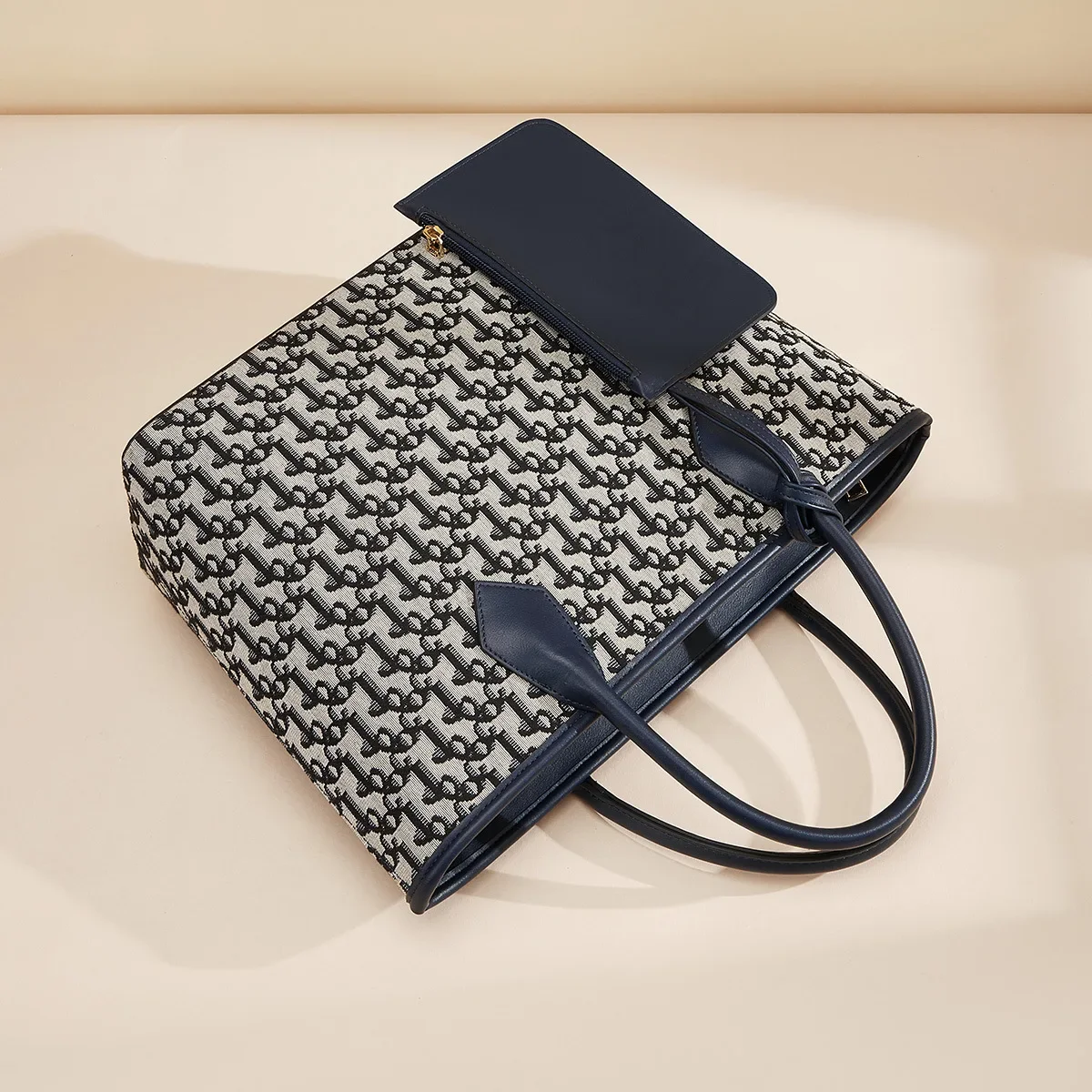 Designer ladies' stylish classic retro niche versatile large capacity practical simple handbag casual lightweight tote bag