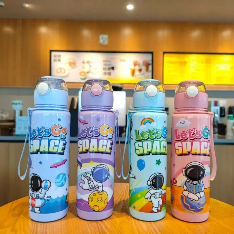 

New Cartoon Astronaut Water Cup Kids Portable Handheld Straw Cup Plastic Cup with Pop-Up Lid