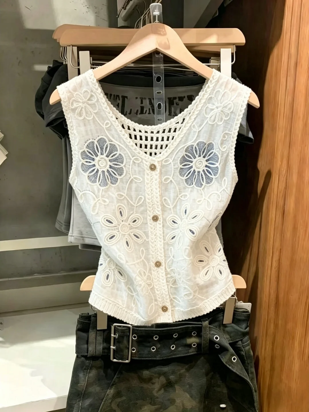High-End Knitted Hollow out Hook Flower Vest for Women Summer Slimming Vacation Outerwear Retro Style V-Neck Regular Sleeve