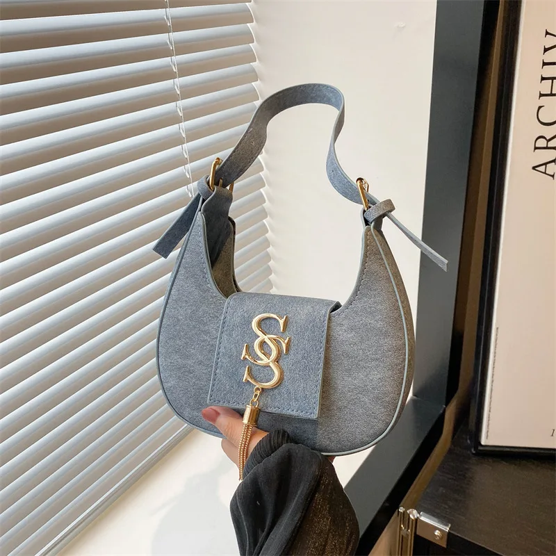 

Популярная фурнитура с буквами 2024, летняя простая новая красивая индивидуальная тенденция, модная женская сумка для ручной переноски подмышками и полумесяцем