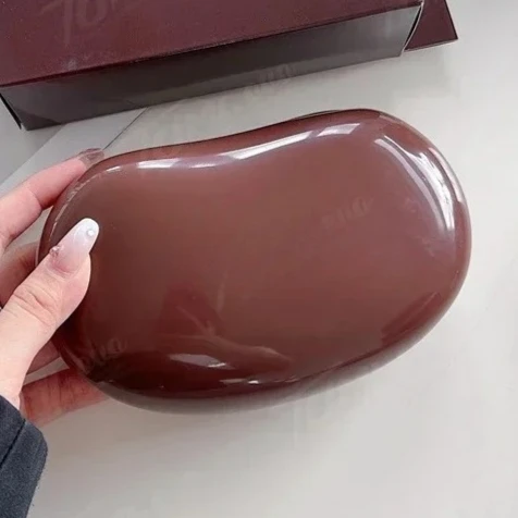 Nowa nawilżająca pomadka, pomadka kolorowa, pomadka nawilżająca, kosmetyki do pielęgnacji ust, krem do twarzy, kosmetyczka