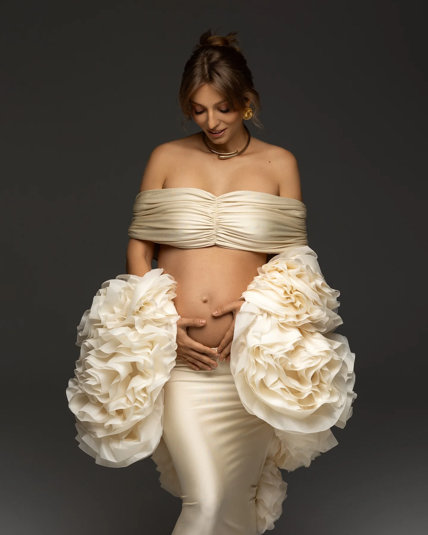 Oszałamiająca sukienka ciążowa z odkrytymi ramionami i rękawami z gigantycznymi kwiatami, idealna na wesela i sesje zdjęciowe, modna sukienka dla kobiet w ciąży.