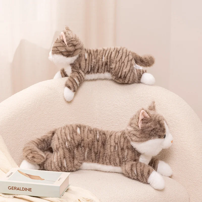 Lebensechte liegende Katze in 3 Farben, Plüschtier, weiches Stofftier, süße Plüschpuppe, liegend, lustiges Kätzchenkissen mit langen Armen, als Geschenk für Mädchen – Detail 7