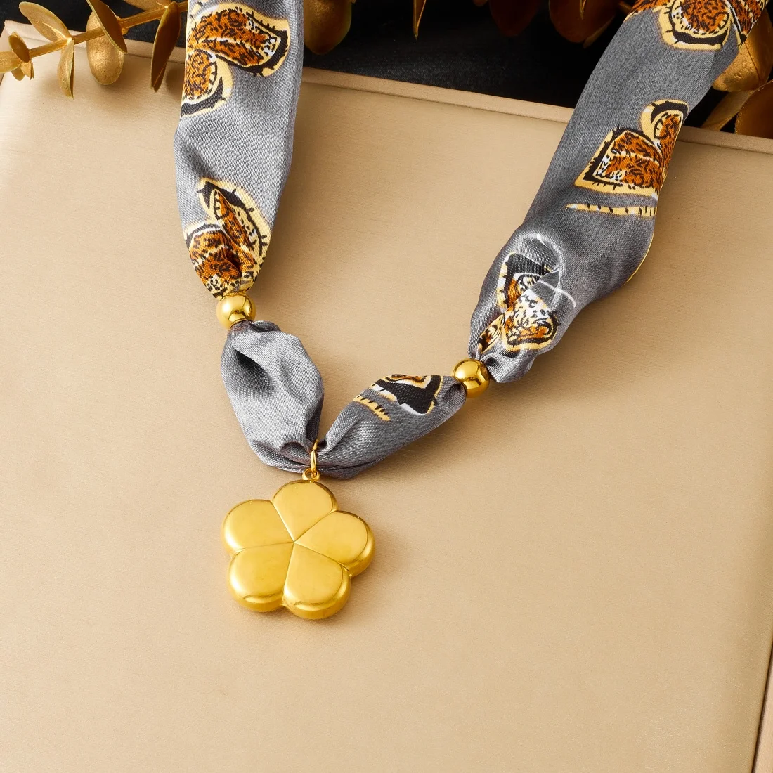 الفولاذ المقاوم للصدأ الذهبي مشرق زهرة قلادة قلادة سيدة الاتجاه الجديد الفاخرة رمادي نمط الشريط سلسلة مجوهرات هدية