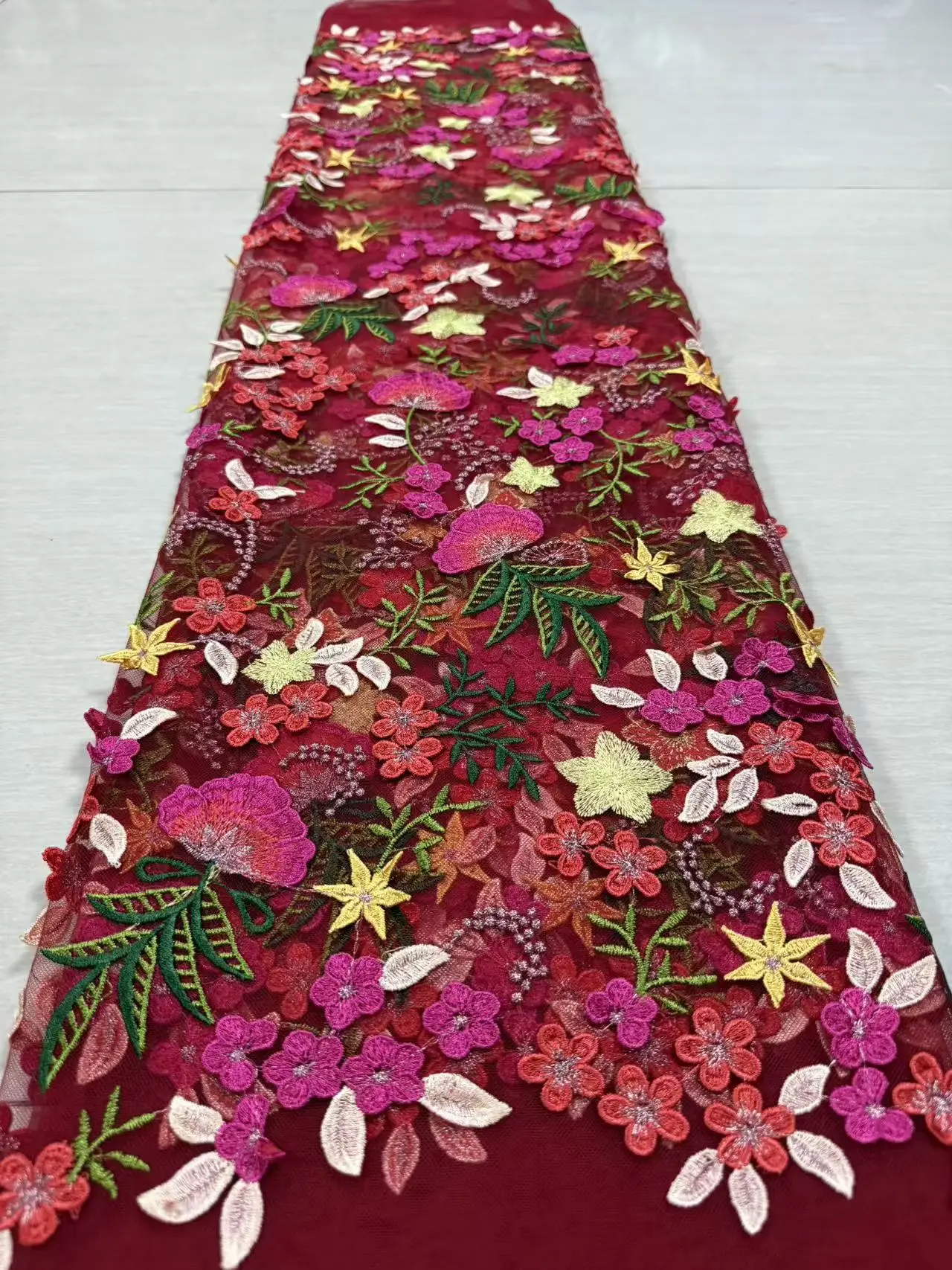 繊細なナイジェリア刺繍が施された、柔らかいメッシュレース生地。パーティーやイブニングドレスに最適。豪華なオーストリア風のデザイン。卸売価格で最新の高品質をお届けします。