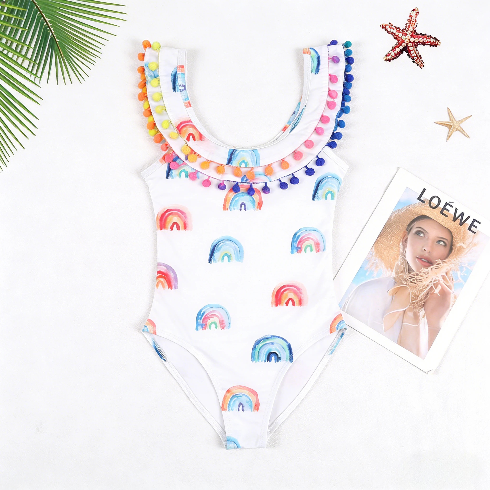 

Детский слитный купальник для девочек 2026 с радужным принтом, разноцветной отделкой помпонами, для малышей, летний пляжный купальный костюм