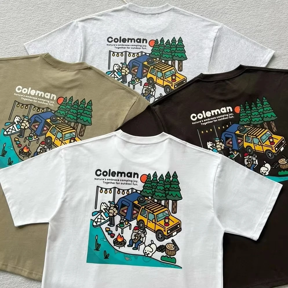 T-shirt Coleman di Alta Gamma dalla Corea del Sud per l'Estate 2026, con un Nuovo Stile Moto alla Moda per Uomo e Donna